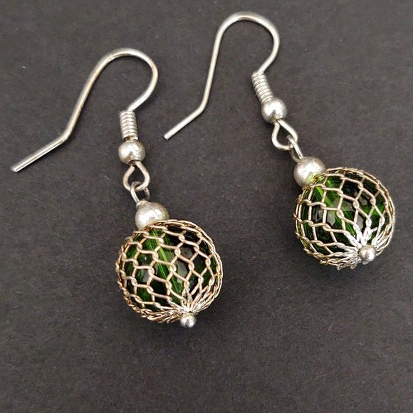 Gold mesh wrapped green glass drop earrings - Picture 5 of 5